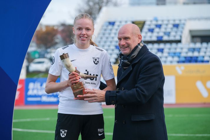 Thelma Karen Pálmadóttir tók við verðlaununum úr hendi Þorvaldar Örlygssonar, formanns KSÍ.