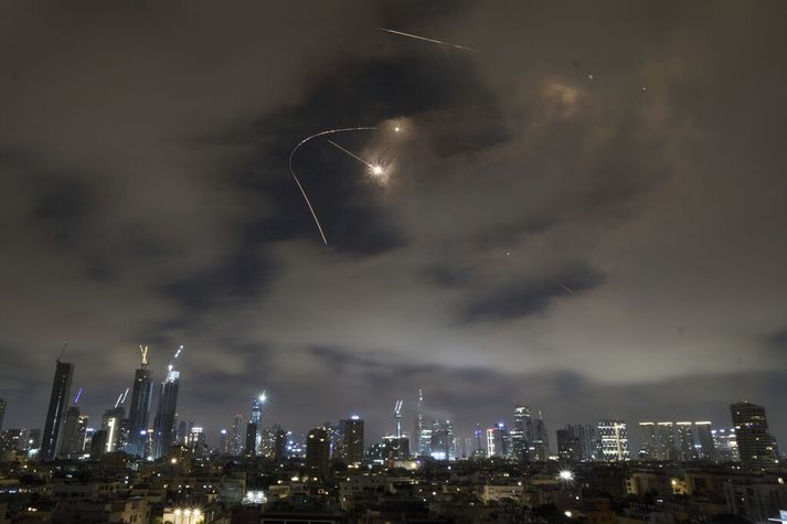 Ísraelsher skýtur niður eldflaugar Íranshers yfir Tel Aviv í nótt. 