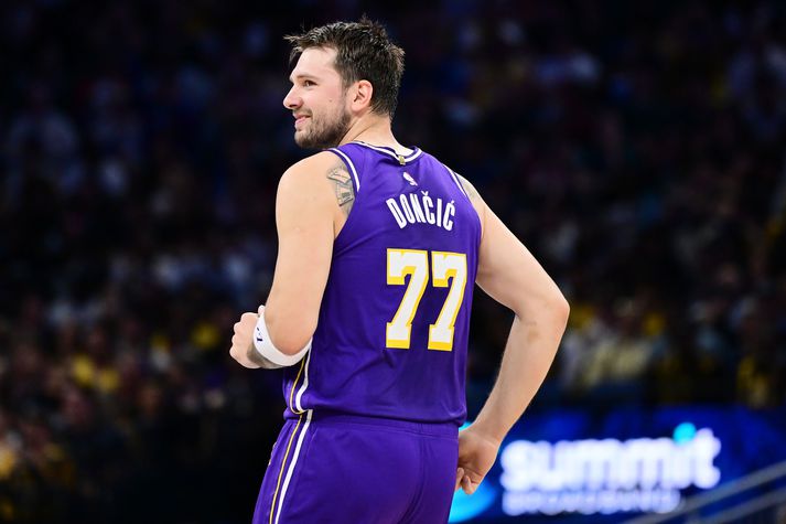 Luka Doncic sleppur við leikbann en tæknivillan sem Goga Bitadze fékk stendur.  