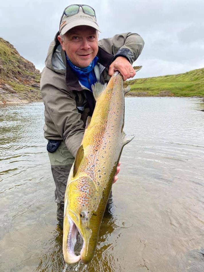 Rögnvaldur með 102 laxinn sem hann veiddi í Fitjá