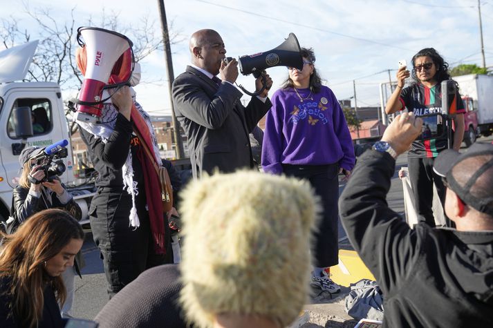 Ras J. Baraka, borgarstjóri Newark, mótmælir fyrir utan Delaney Hall.