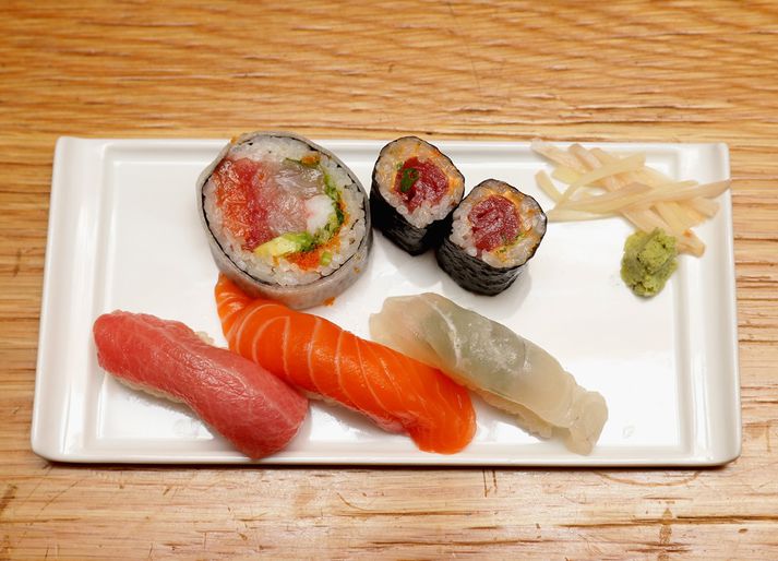 Sushi og wasabi, eða réttara sagt, piparrót.