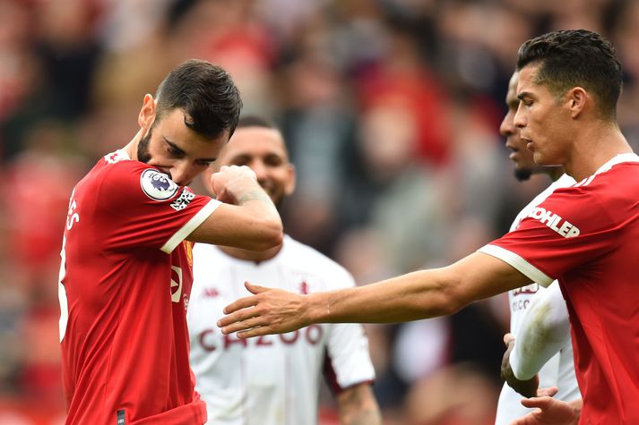 Cristiano Ronaldo huggar Bruno Fernandes eftir að sá síðarnefndi brenndi af vítaspyrnu.