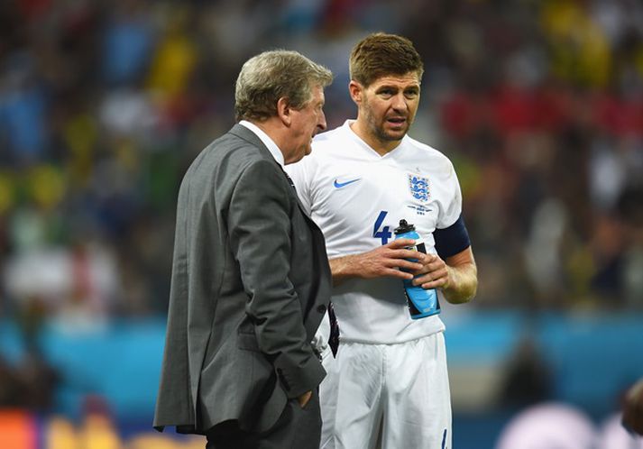 Roy Hodgson og Steven Gerrard ræðast við.