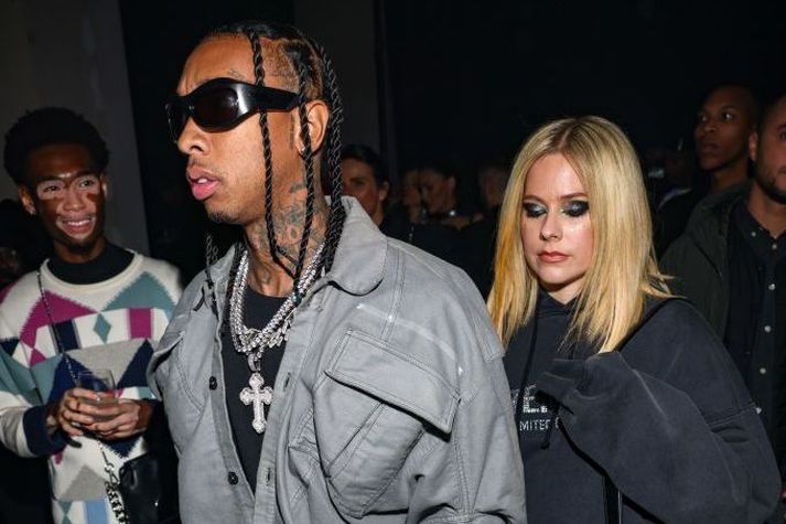 Avril Lavigne byrjuðu að deita í upphafi árs og opinberuðu samband sitt á tískuvikunni í París í mars. Nú eru þau hætt saman.