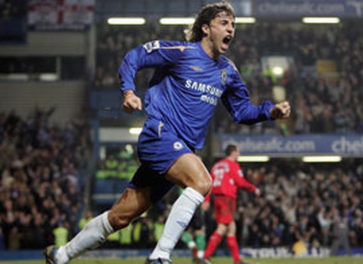 Hernan Crespo fagnar marki sínu á Stamford Bridge í dag.