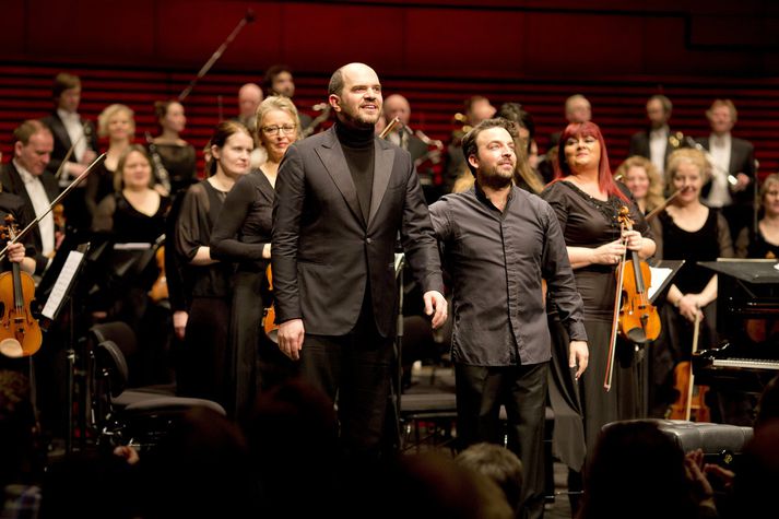 Kirill Gerstein píanóleikari og James Gaffigan stjórnandi voru klappaðir fram af sneisafullum Eldborgarsal Hörpunnar í lokin og hljómsveitin átti örugglega sinn skerf af aðdáun gestanna.  Mynd/Greipur