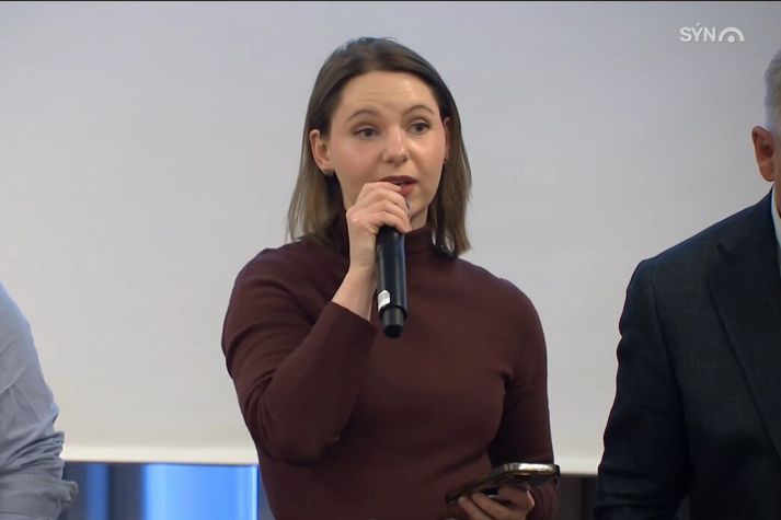 Ragnhildur Alda Vilhjálmsdóttir, frambjóðandi Sjálfstæðisflokksins, lýsir ást sinni á flugvellinum.