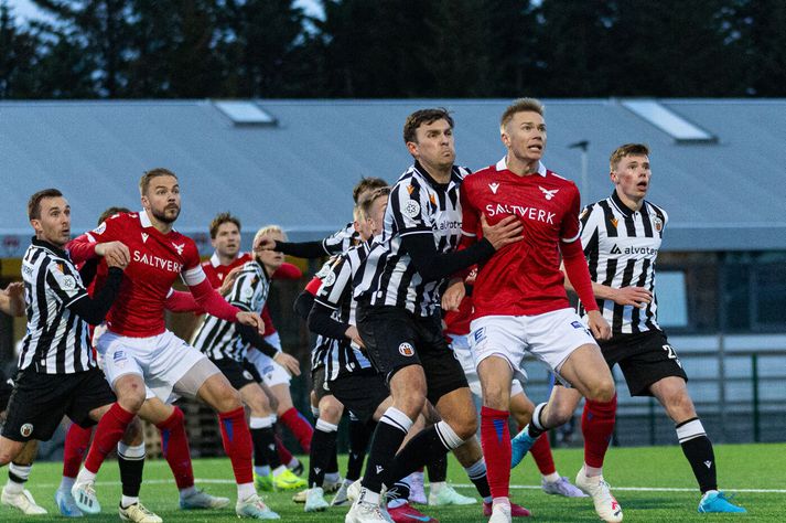 KR hefur fjórtán sinnum orðið bikarmeistari en Valur ellefu sinnum.