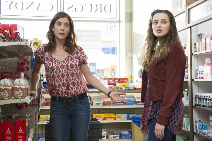 Kate Walsh og Katherine Langford í hlutverki mæðgnanna Oliviu og Hönnuh Baker í 13 Reasons Why.