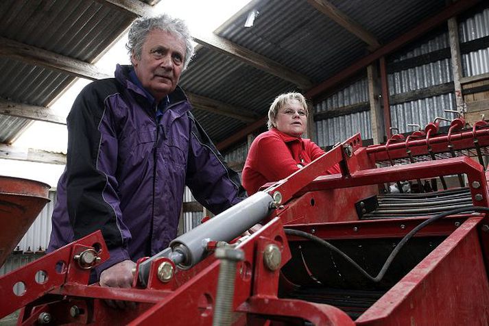 Helgi og Þóra Kristín með upptökuvélina góðu á milli sín. Hún er nokkurra ára gömul og var keypt þegar evran fékkst á 80 krónur og auðveldara var að endurnýja tækin. Fréttablaðið/Stefán