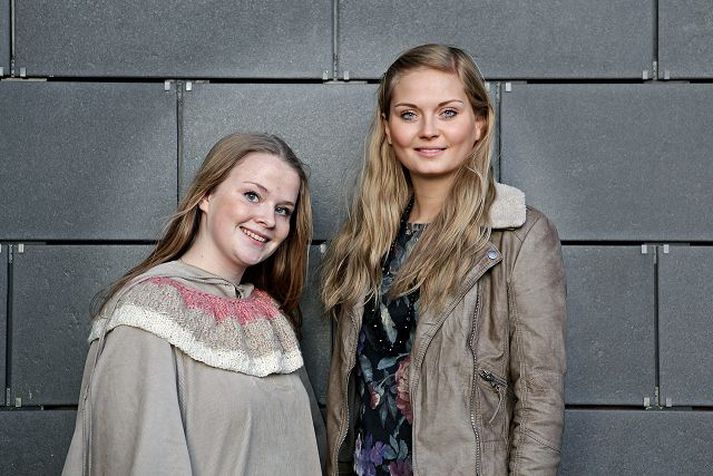 Björg Brjánsdóttir, formaður leikfélags MR-inga, og Sigríður Dagbjört Ásgeirsdóttir, formaður Nemendamótsnefndar Verzlunarskólans. Fréttablaðið/Vilhelm