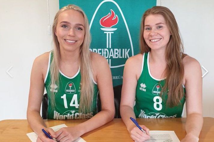 Isabella Ósk Sigurðardóttir (til vinstri) og Sóllilja Bjarnadóttir með penna í hendi að undirrita samningana sína.