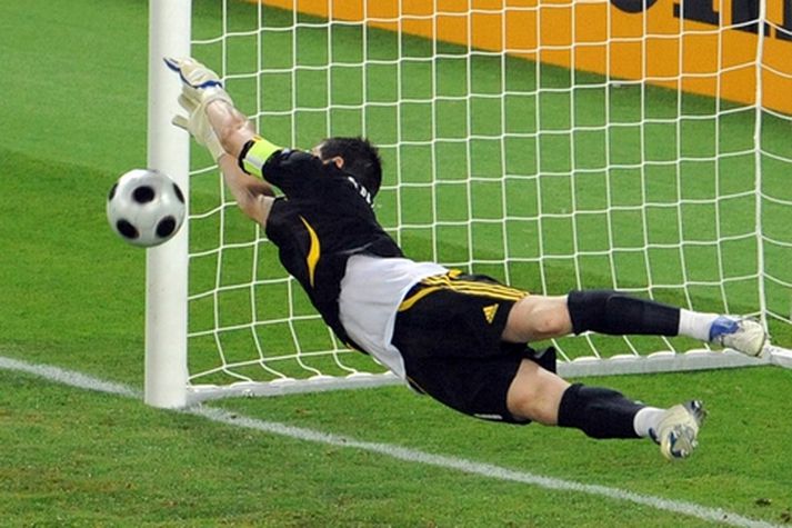 Iker Casillas varði tvívegis í vítaspyrnukeppninni og var hetja Spánverja í leiknum.