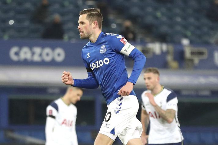 Gylfi Þór Sigurðsson fagnar marki sínu á móti Tottenham í ensku bikarkeppninni í gærkvöldi.