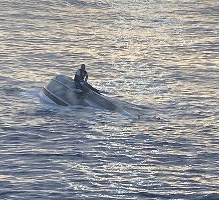 Sjómenn bentu strandgæslunni á að sést hafi til manns á skrokki skipsins.