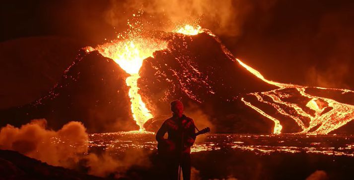 Jökull flytur lagið í Geldingadölum.