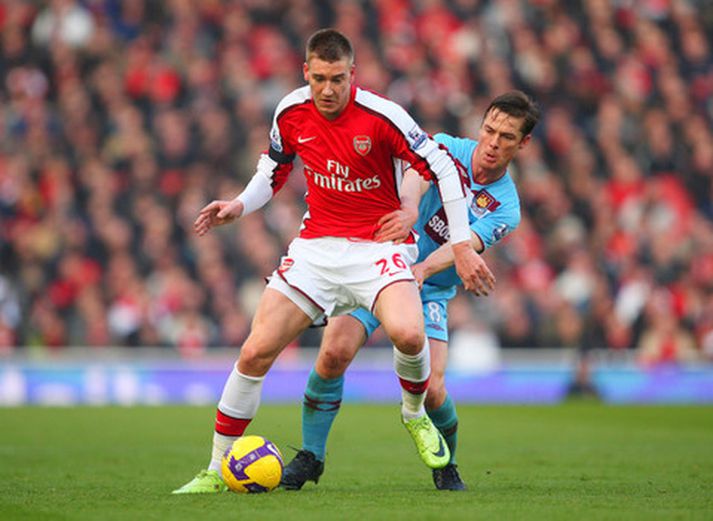 Nicklas Bendtner og Scott Parker í baráttunni.