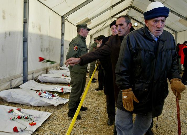 Líkum skilað. Kosovo-Albanar votta virðingu sína er jarðneskum leifum 41 Kosovo-Albana sem fannst í fjöldagröf í Serbíu var skilað til greftrunar í Kosovo á föstudag.