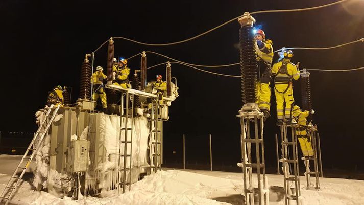 Starfsmenn Landsnets við hreinsun á tengivirkinu í fyrrinótt.