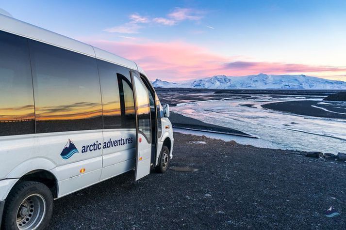 Arctic Adventures er stærsta afþreyingarfyrirtækið í íslenskri ferðaþjónustu og er verðmetið á samtals meira en tólf milljarða í viðskiptunum.