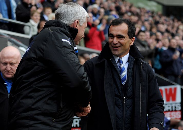 Martinez heilsar Alan Pardew, knattspyrnustjóra Newcastle, fyrir leik liðanna í dag.