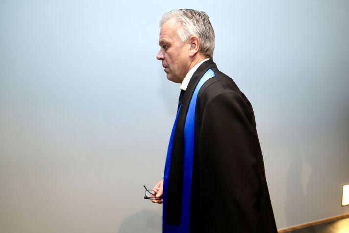 Karl Ingi Vilbergsson starfandi varahéraðssaksóknari sækir málið fyrir hönd ákæruvaldsins. Margrét Halla var hvergi sjáanleg í anddyri Héraðsdóms Reykjaness. Líklegt er að hún hafi farið inn bakdyramegin.