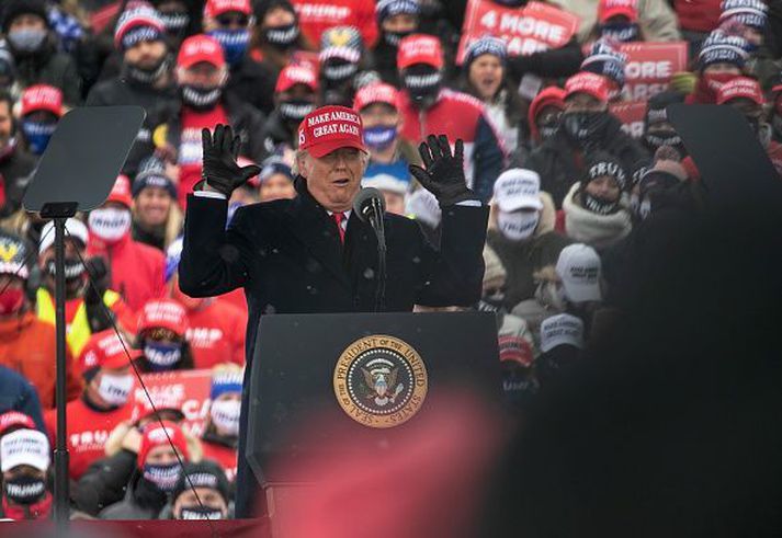 Donald Trump er sagður búa sig undir ýmsar niðurstöður í kosningunum á þriðjudag.