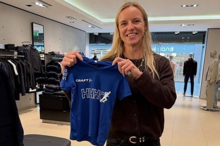 Ágústa Edda Björnsdóttir varð amma um daginn og fékk meðal annars þennan búning að gjöf frá hlaupahópnum HHHC. Ágústa Edda hefur bæði verið handboltakona og hjólreiðakona ársins á Íslandi og nú ætlar hún að keppa fyrir Íþróttafélagið Hraða í hlaupum.