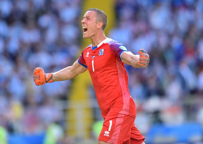 Hannes Þór Halldórsson markvörður Íslands fagnar í leiknum i dag.