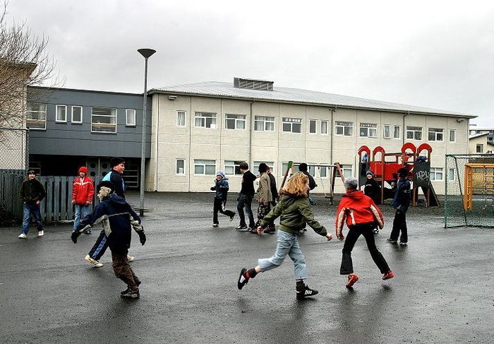 Börn að leik við skóla. Athugið að myndin tengist ekki fréttinni með beinum hætti.