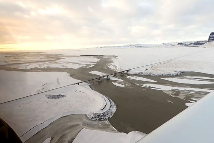 Flugsýn yfir hringveginn og brúna yfir Gígju á Skeiðarársandi í dag. Búist er við að hlaupið fari allt undir þessa brú. Til hægri sést til Lómagnúps og Fljótshverfis.