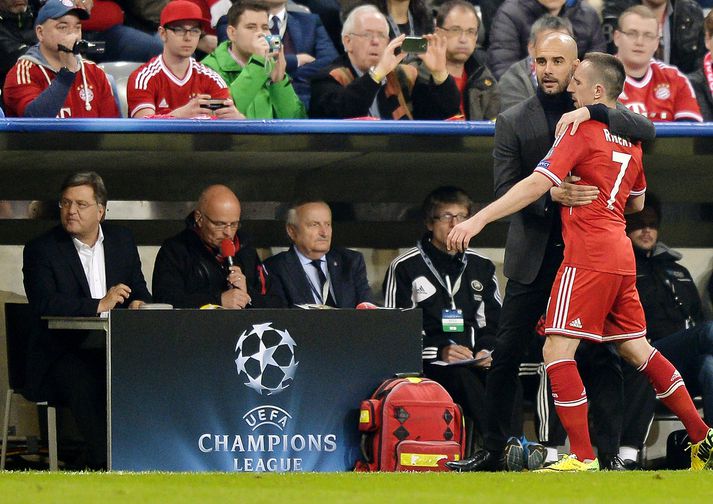 Guardiola faðmar Franck Ribéry í leik Bayern München og Real Madrid 2014. Bayern tapaði 4-0.