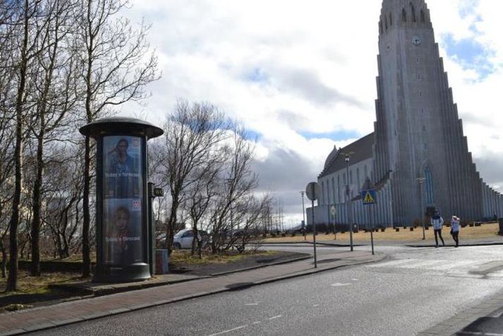 Eitt salernanna stendur við Hallgrímskirkju.