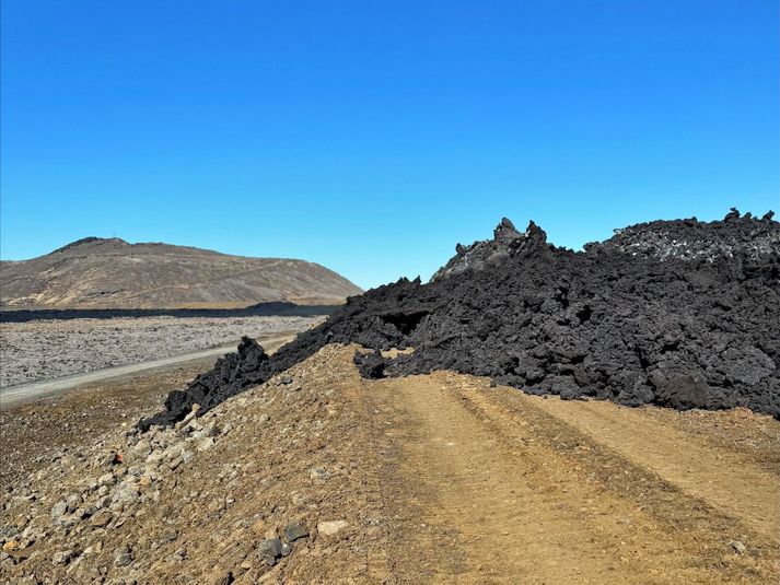 Hrauntunga teygir sig makindalega yfir varnargarð norðan við Grindavík. Engin hætta stafar af henni enn sem komið er.