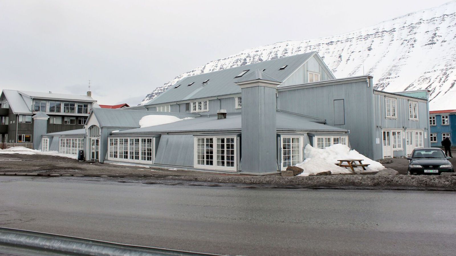 Beit mann í geir­vörtuna og réðst á systur hans