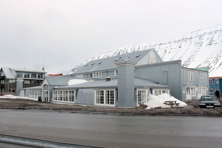 Tvö málanna áttu sér stað við Edinborarhúsið á Ísafirði.