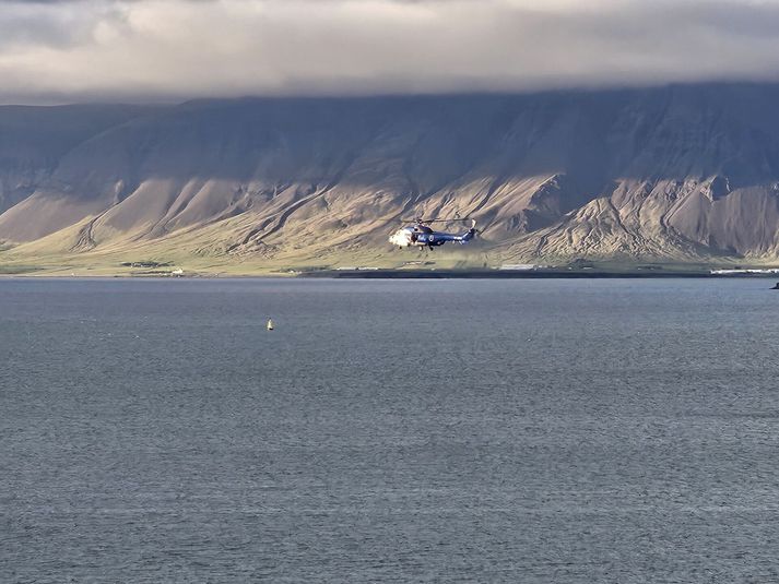 Þyrla Landhelgisgæslunnar var enn á flugi um hálf tíu. Maðurinn sást síðast klukkan fimm síðdegis.