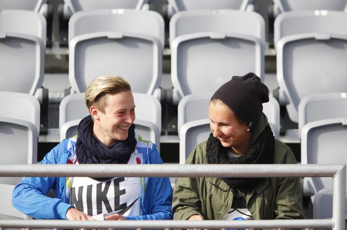 Sandra og Julia fylgdust með æfingunni í dag.