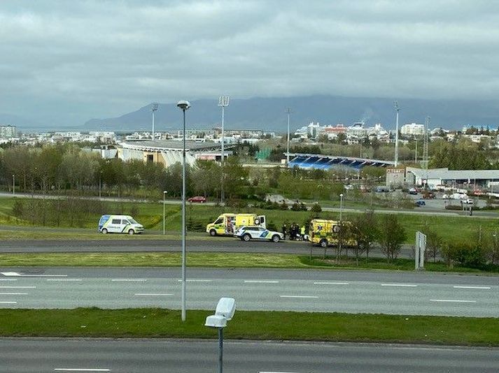 Slysið varð steinsnar frá Laugardalshöllinni.