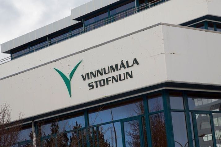 Hjá Vinnumálastofnun starfa um 190 fastráðnir starfsmenn en tæplega tíu stöðugildi fastráðinna starfsmanna eru hjá Fjölmenningarsetri.