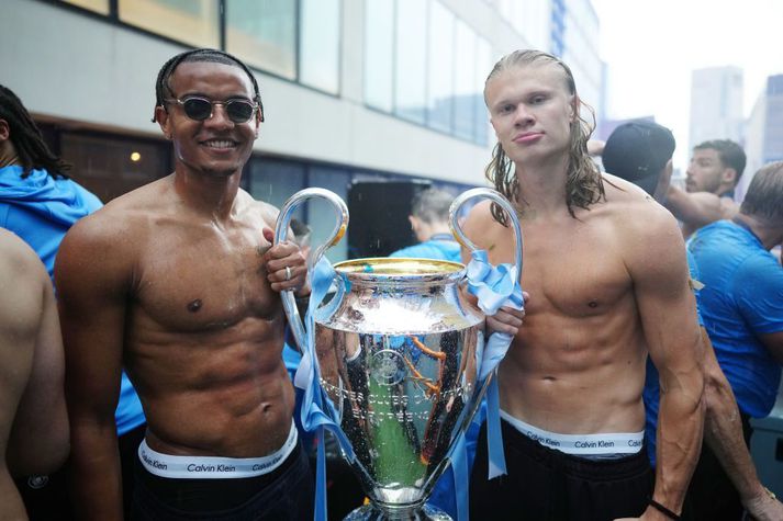 Manuel Akanji og Erling Haaland með Englandsmeistarabikarinn.