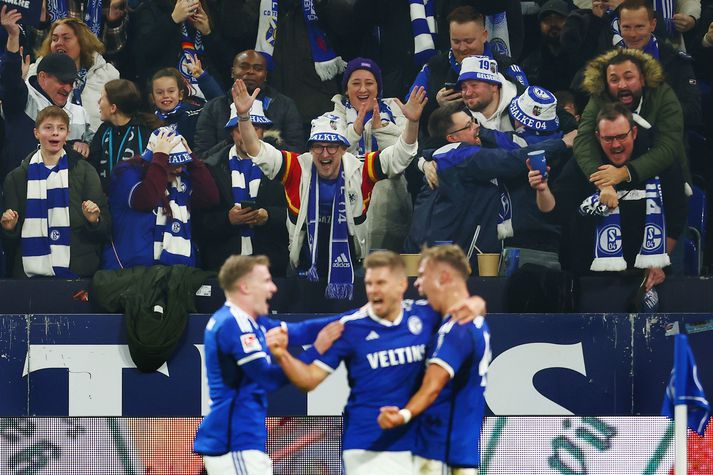 Stuðningsmenn Schalke 04 standa á bak við félagið sitt þó það sé nú í fallbaráttu í þýsku b-deildinni.