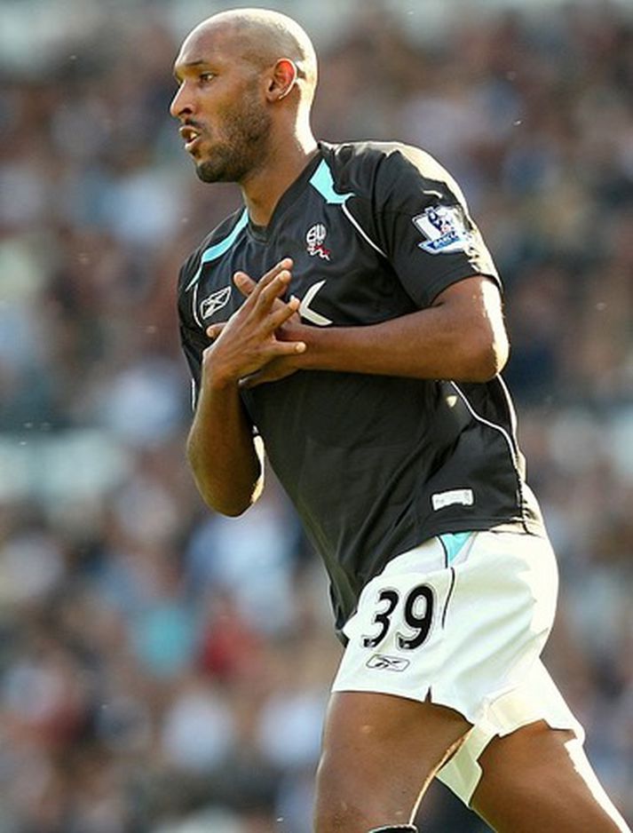 Anelka fagnar marki í leik með Bolton.