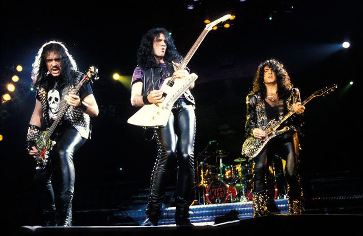 Bruce Kulick með þeim Paul Stanley og Gene Simmons á tónleikum Kiss.