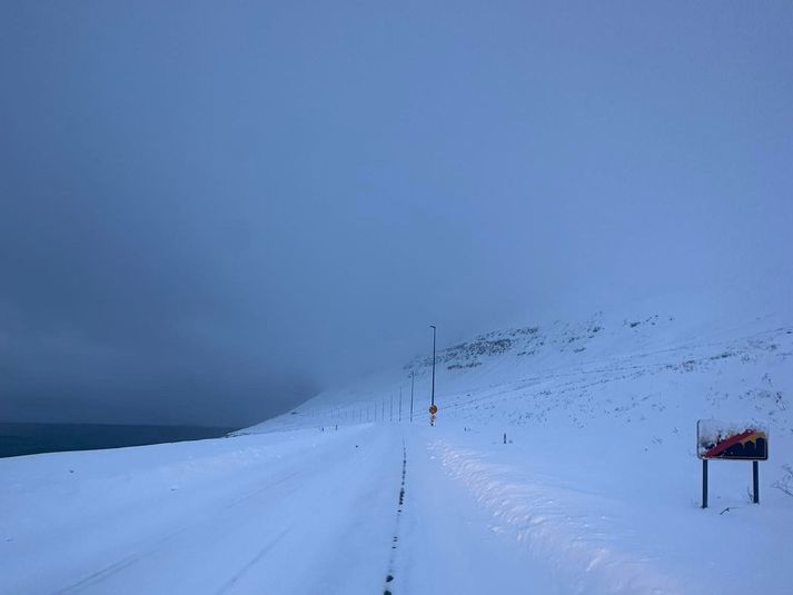 Snjóþekja er víða á vegum landsins. Þessi mynd er tekin í dag á Ólafsfirði. 