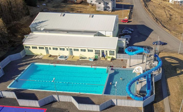 Sundlaugin í Varmahlíð verður að óbreyttu lokuð fyrir hádegi í sumar vegna sumarleyfis starfsmanna.