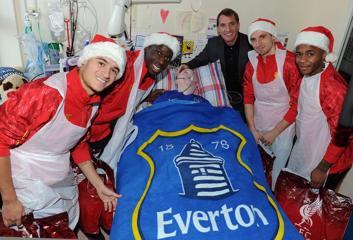 Þessi stuðningsmaður Everton fékk sína árlegu heimsókn frá leikmönnum Liverpool.