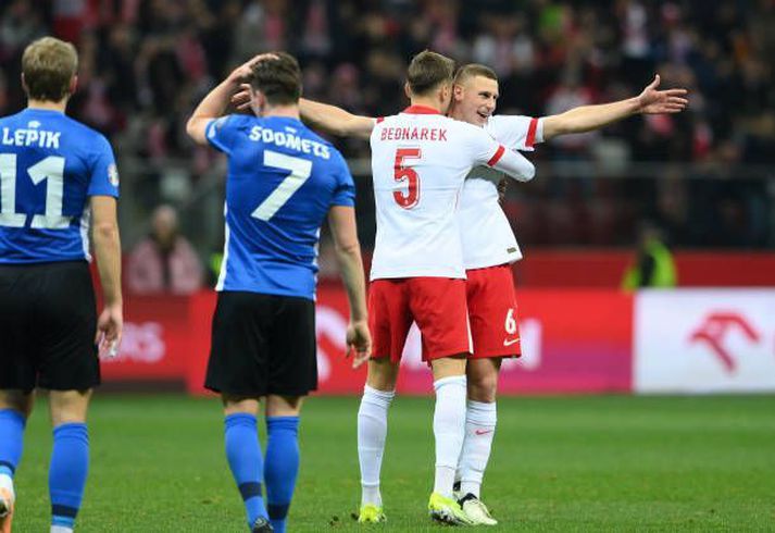 Jakub Piotrowski fagnar þriðja marki Pólverja með Jan Bednarek 