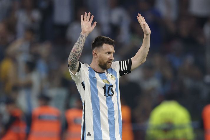 Lionel Messi fagnar einu marka sinna í nótt.